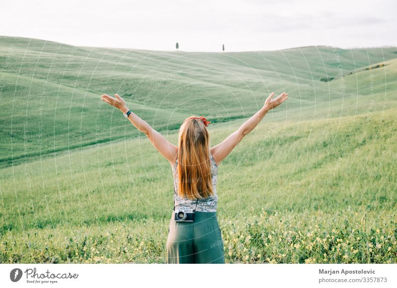 Junge Frau genießt die schöne Landschaft der Toskana Lifestyle Freude Ferien & Urlaub & Reisen Tourismus Ausflug Abenteuer Freiheit Fotokamera feminin