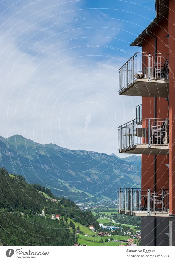 Gasteiner Tal Balkon Häusliches Leben Österreich Mehrfamilienhaus Sonnenstrahlen Schönes Wetter himmelblau Himmel Berge u. Gebirge Wald Hochformat Berghang