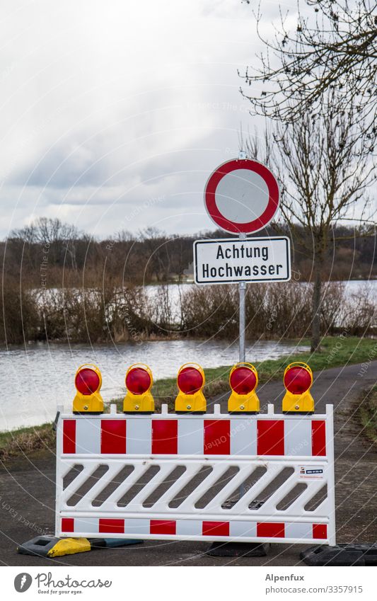 Obacht Umwelt Natur Landschaft Urelemente Wasser Klima Klimawandel Wetter schlechtes Wetter Wiese Feld Schwimmen & Baden Aggression bedrohlich hoch Angst