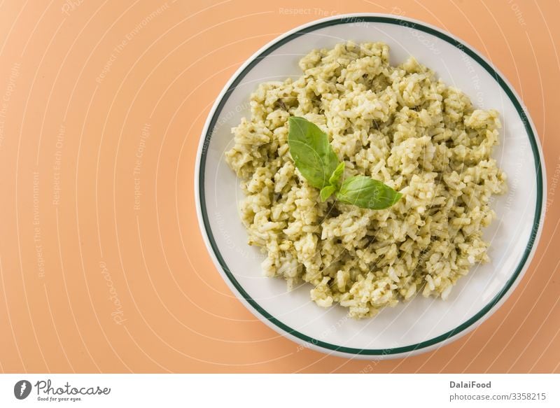 Reis mit Basilikum-Pesto-Sauce Mittagessen Vegetarische Ernährung Teller Tradition brauner Hintergrund kochen & garen Koriander ecuatorianischer Reis