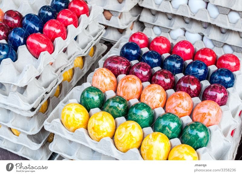 Bunte Ostereier im Karton gemüse Eierkarton Ostern bunt Feste & Feiern Lebensmittel Ernährung Stapel Paletten Wochenmarkt verkaufen frisch Bioprodukte Hühnerei