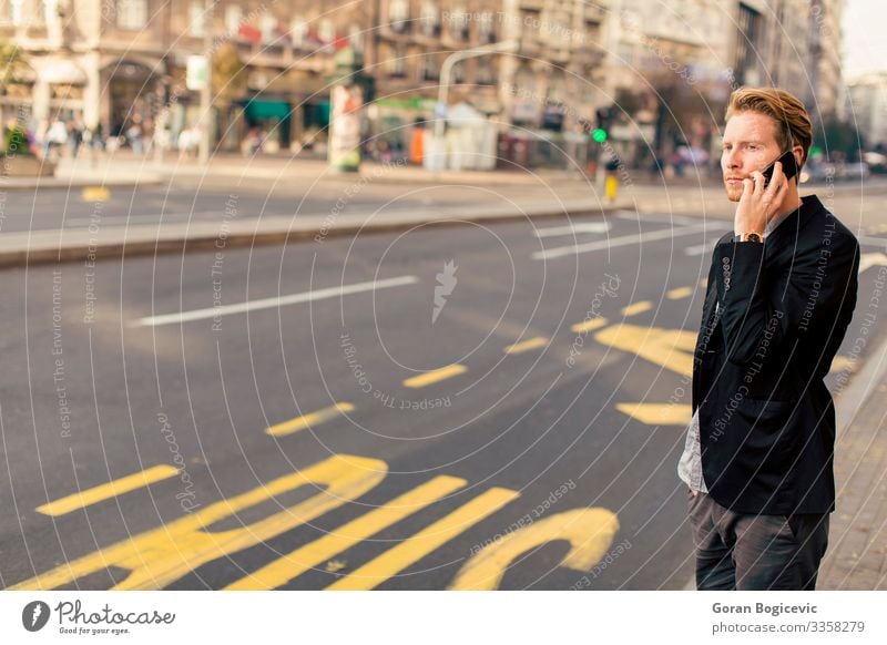 Junger Mann auf der Straße mit Mobiltelefon Lifestyle Telefon PDA Technik & Technologie Mensch Jugendliche Erwachsene Bart 1 18-30 Jahre Herbst Gebäude Vollbart