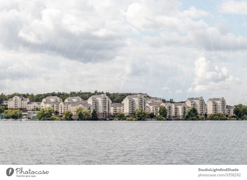 Moderne Stadt am Seeufer Lifestyle harmonisch Haus Umwelt Natur Landschaft Pflanze Himmel Wolken Baum Küste Fluss Gebäude Architektur modern neu Sauberkeit grün