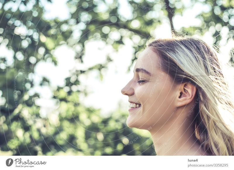 lachende junge Frau entspannt genieÃŸen glÃ¼cklich frÃ¶hlich Entschleunigung SpaÃŸ sonnen gelassen Freude Erholung Auszeit lÃ¤cheln zufrieden Achtsamkeit single