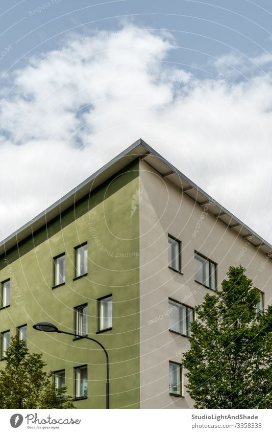 Ecke eines grünen Gebäudes und Bäume Lifestyle Haus Lampe Umwelt Pflanze Himmel Wolken Baum Stadt Architektur Fassade Straße einfach modern neu Sauberkeit blau