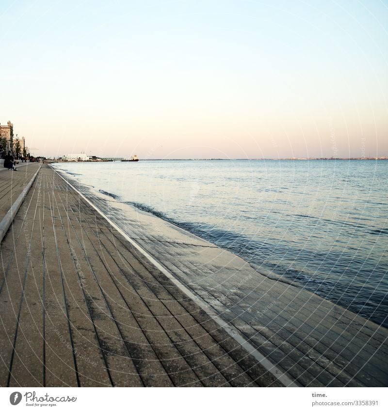 ein schöner Abend Wasser Himmel Horizont Schönes Wetter Wellen Küste Meer Lissabon Haus Treppe Sitzgelegenheit Stein Lebensfreude Kraft Romantik Gelassenheit