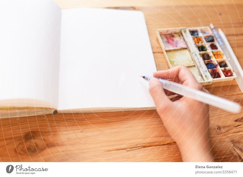 Aquarellfarben und Pinsel, mit denen neue Gemälde entstehen. Schule lernen Arbeit & Erwerbstätigkeit Arbeitsplatz Frau Erwachsene Hand Papier zeichnen