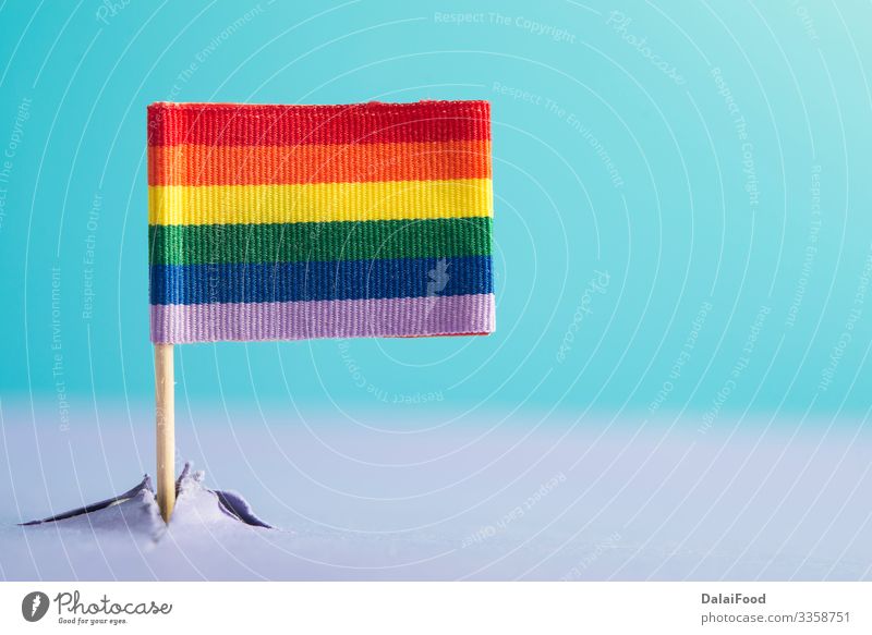 LGBT-Flagge aus einem Berg (Konzept) Berge u. Gebirge Homosexualität Himmel Fahne blau Zukunft Hintergrund Transparente farbenfroh Entwurf Konzept erscheint