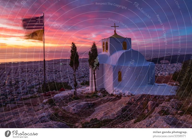 Prophetin-Ilias-Kirche. Berge u. Gebirge Landschaft ästhetisch blau violett rosa Europa mediterran Griechenland Attika Athen Hymettus Glyfada Großstadt