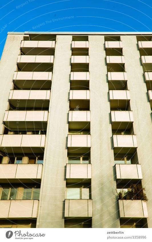 Wohnraum Neubau Fassade Fenster Haus Himmel Himmel (Jenseits) Blauer Himmel Stadtzentrum Mehrfamilienhaus Menschenleer Stadthaus Textfreiraum Wand Wetter