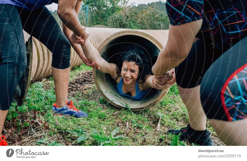 Frau im Hindernisparcours geht durch Rohr Lifestyle Sport Mensch Erwachsene Menschengruppe Tube authentisch stark anstrengen Konkurrenz Teamwork ziehend