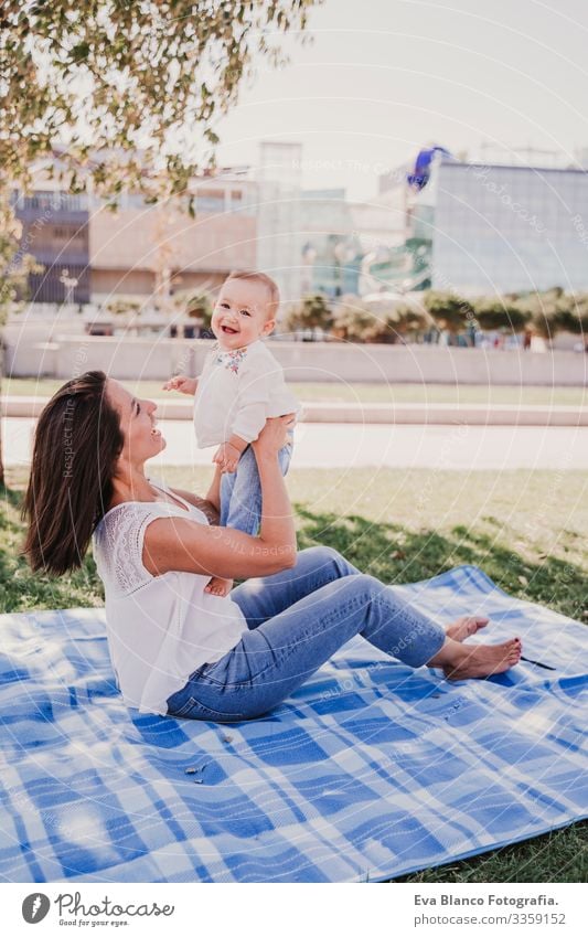 junge Mutter, die mit dem Mädchen im Freien im Park spielt, glückliches Familienkonzept. liebe Mutter-Tochter Kind Kindererziehung Freude Sonnenstrahlen Eltern