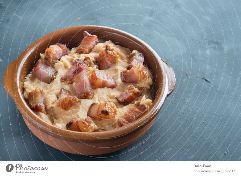 Kartoffelpüree mit Speckscheibe Lebensmittel Diät vereinzelt gestampft Kartoffeln Spanisch Tapa torrezno torreznos typisch spanisches Essen weißer Hintergrund