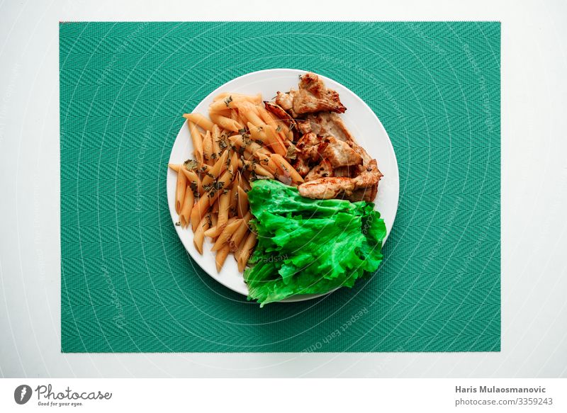 Huhn und Salat mit Makkaroni auf Teller von oben Lebensmittel Ernährung Essen Frühstück Mittagessen Geschäftsessen Vegetarische Ernährung Geschirr gebrauchen