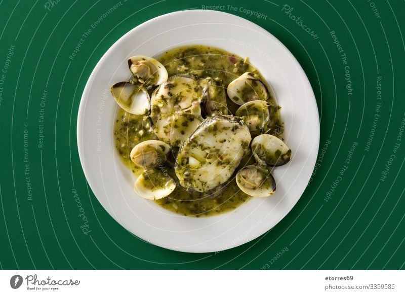 Seehechtfisch und Muscheln mit grüner Sauce blau lecker Fisch Lebensmittel Gesunde Ernährung Foodfotografie frisch Knoblauch Feinschmecker gegrillt.schwarz