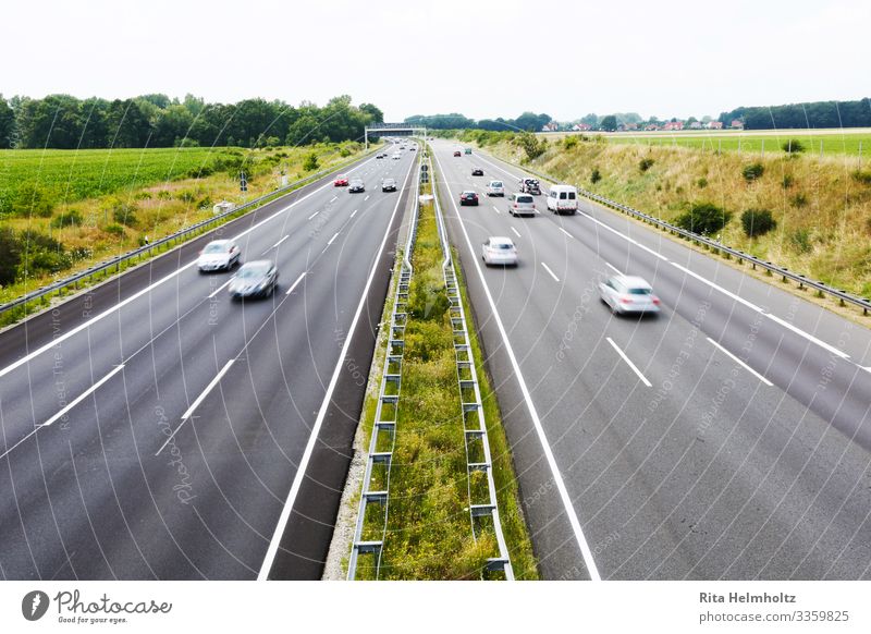 Verkehr auf der Autobahn Verkehrsmittel Verkehrswege Personenverkehr Güterverkehr & Logistik Straßenverkehr Autofahren Fahrzeug PKW Wohnmobil Bewegung