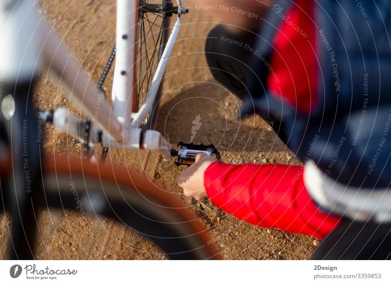 Junger Mann repariert sein Fahrrad draußen auf der Straße erwachsen junger Erwachsener im Freien außerhalb Mountainbiking Bahn Mitfahrgelegenheit Natur Person