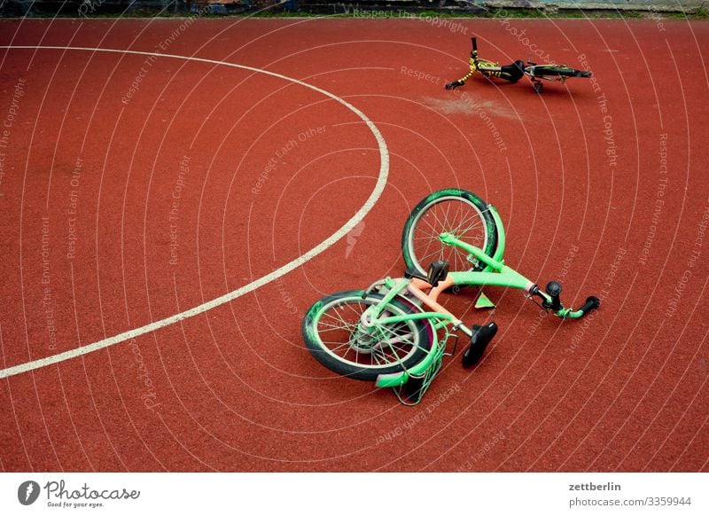 Zwei Fahrräder Fahrrad Fahrradtour Rad Kinderfahrrad Spielen Spielplatz 2 paarweise liegen Basketball Spielfeld Kreis Halbkreis Berlin Großstadt Leben