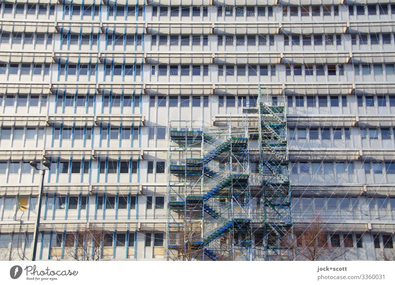 alles nur Fassade mit einem Baugerüst Fenster Baustelle Bürogebäude Architektur Plattform Fassadenverkleidung Renovieren Wandel & Veränderung modern