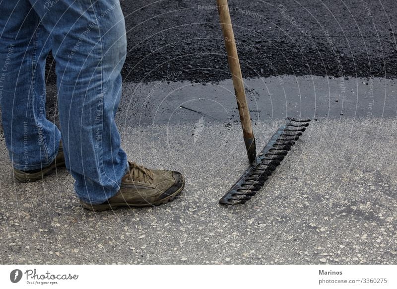 Arbeiter, die während des Straßenbaus mit Asphaltwerkzeugen arbeiten. Arbeit & Erwerbstätigkeit Industrie Werkzeug Mann Erwachsene Gebäude Verkehr schwarz Gerät