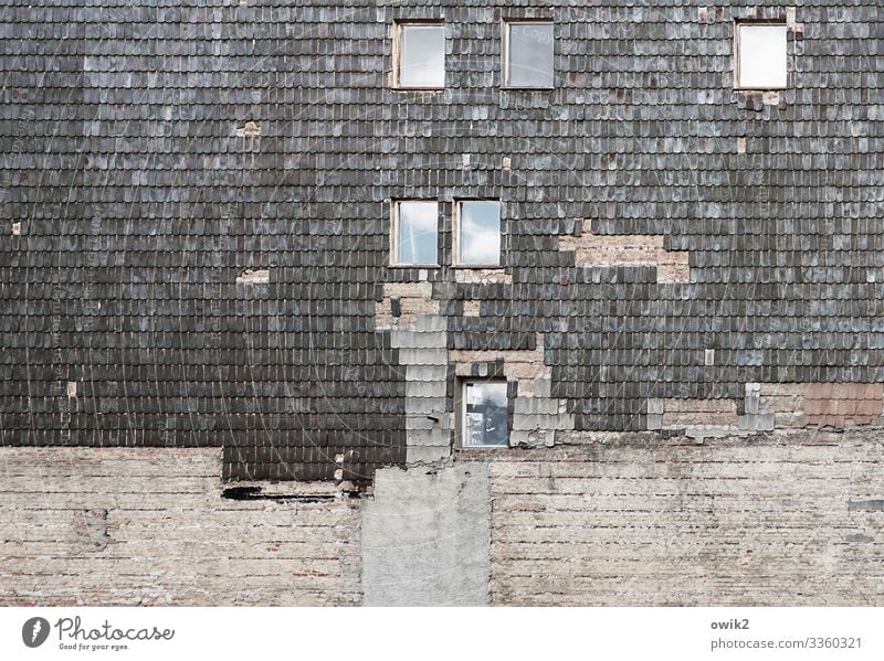 Nobelschuppen Kleinstadt Stadtzentrum Menschenleer Haus Gebäude Mauer Wand Fassade Fenster Dachziegel Backsteinwand Stein Beton Glas alt Verfall Vergänglichkeit