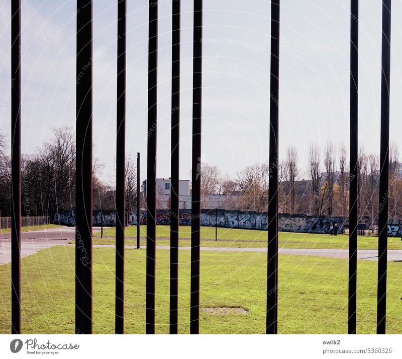 Streifzug Natur Himmel Wolken Pflanze Gras Park Wiese Berlin Berliner Mauer Mauerpark Hauptstadt Gebäude Wand Sehenswürdigkeit Wahrzeichen Streifen Mauerreste