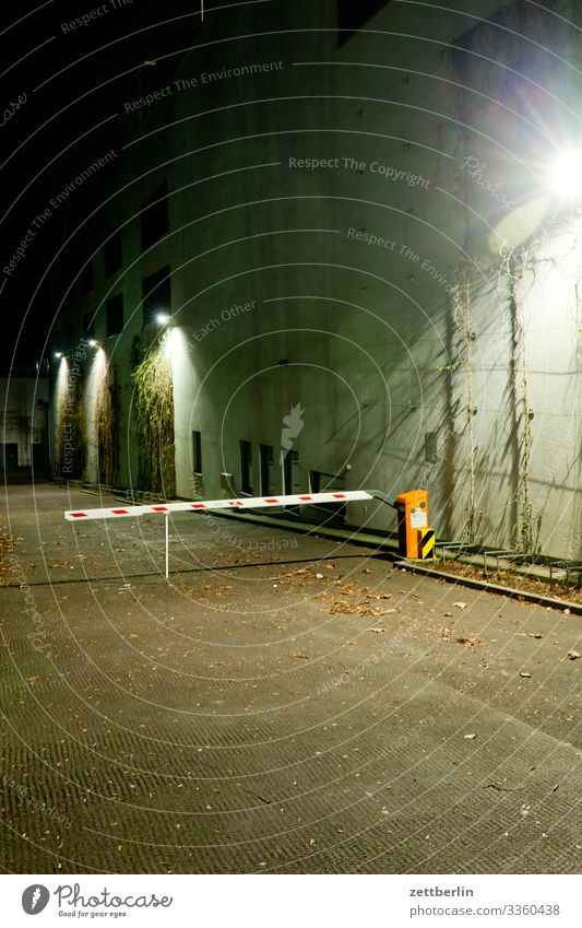 Schranke zum Parkhaus Berlin Großstadt Leben Neukölln Schöneberg Stadt Stadtleben schlagbaum Einfahrt fahren Zufahrtsstraße Parkplatz geschlossen Abend Nacht