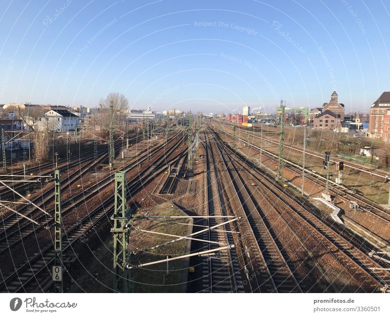 Zuggleise und Bahngleise in Berlin. Stadt Hauptstadt Verkehr Verkehrswege Schienenverkehr Eisenbahn Abenteuer Tourismus Gleise Öffentlicher Personennahverkehr