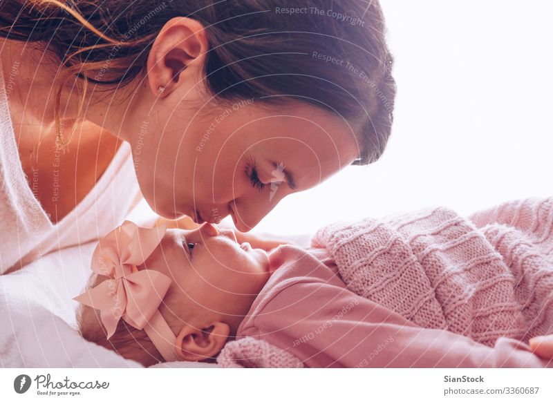 Junge Mutter küsst ihr bezauberndes Mädchen. Freude Glück schön Spielen Kind Baby Frau Erwachsene Eltern Familie & Verwandtschaft Kindheit Küssen Lächeln Liebe