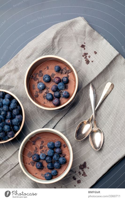 Heidelbeer Leckerrei Lebensmittel Dessert Süßwaren Schokolade Blaubeeren Ernährung Festessen Slowfood Geschirr Schalen & Schüsseln Löffel schön lecker süß blau