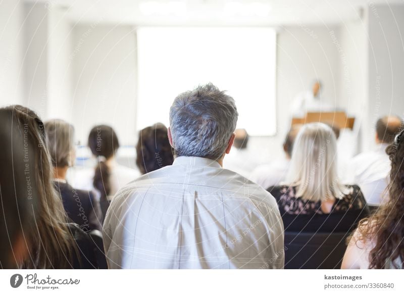 Geschäftskongress und Präsentation. Publikum Erwachsenenbildung lernen Klassenraum Lehrer Studium Hochschullehrer Hörsaal Business Sitzung Bildschirm