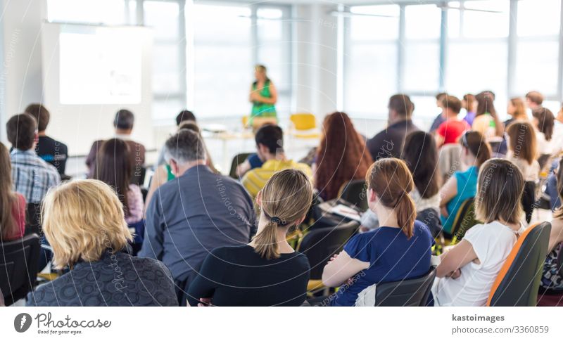 Rednerin hält eine Präsentation über die Geschäftskonferenz. Publikum Erwachsenenbildung Studium Hörsaal Business Sitzung sprechen Frau Menschengruppe