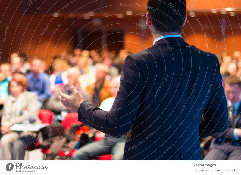 Redner auf einer Wirtschaftskonferenz mit öffentlichen Präsentationen. Publikum in der Konferenzhalle. Club für Unternehmertum. Rückansicht. Horisontale Zusammensetzung. Unscharfer Hintergrund.