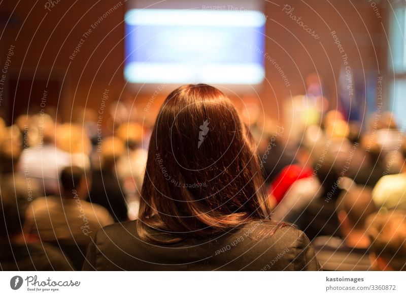 Auditorium im Konferenzsaal. Publikum Erwachsenenbildung lernen Lehrer Studium Hochschullehrer Hörsaal Business Sitzung Bildschirm Mann Menschengruppe sitzen