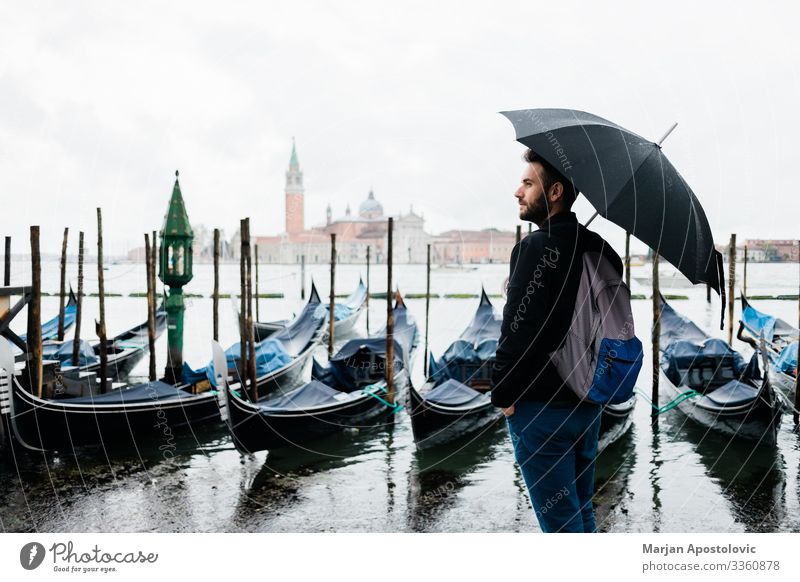 Junger Reisender in Venedig, Italien an einem Regentag Lifestyle Ferien & Urlaub & Reisen Tourismus Ausflug Sightseeing Städtereise Mensch maskulin Junger Mann