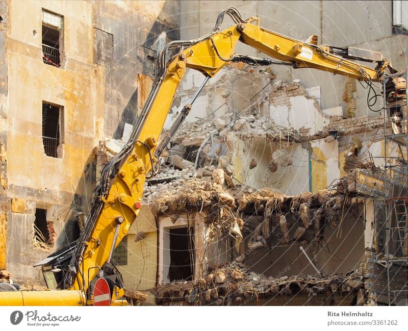 Abriss Stadt Stadtzentrum Haus Gebäude Bagger Beton Glas Backstein bauen Bewegung dreckig kaputt trashig braun gelb Beginn Ende Verfall Vergänglichkeit