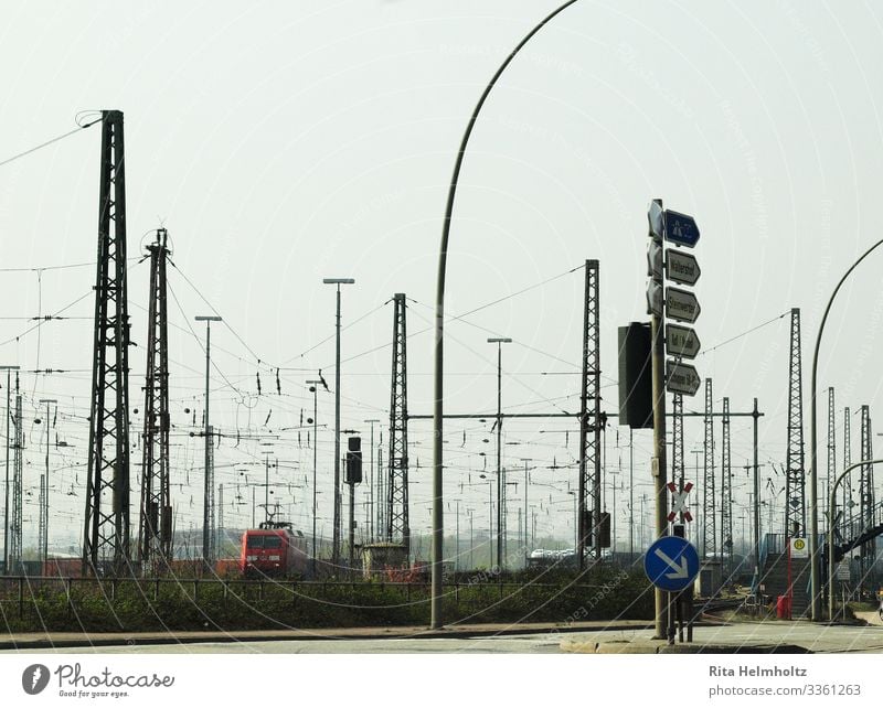 Hafenbahnhof Verkehr Verkehrswege Güterverkehr & Logistik Bahnfahren Schienenverkehr Eisenbahn Lokomotive Güterzug Bahnhof Strommast Bewegung hässlich rot