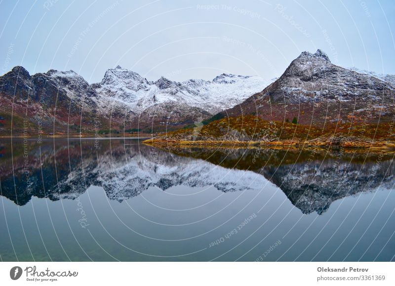 Die verschneiten Berge spiegeln sich perfekt im Bergsee schön ruhig Ferien & Urlaub & Reisen Tourismus Sommer Berge u. Gebirge Natur Landschaft Himmel Wolken