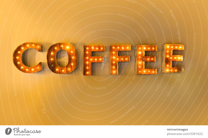 Eingekapselter Brief leuchtet gelb an der Wand und liest Kaffee Getränk Heißgetränk Espresso Stil Design Freude Lampe Nachtleben Hinweisschild Warnschild