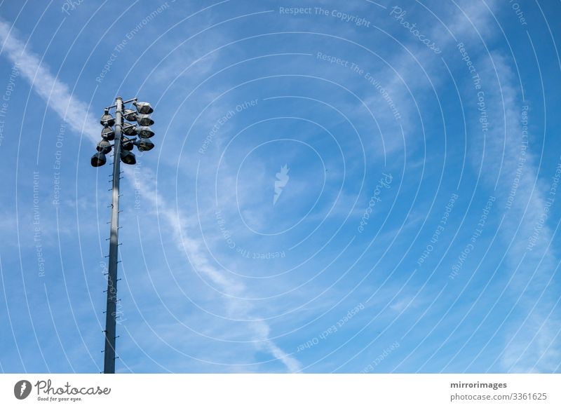 hoher Sportfeld-Lichtpfosten für Nachtspiele am hellen Tag Lifestyle Spielen Lampe Veranstaltung Fußball Stadion Technik & Technologie Himmel Straße Metall