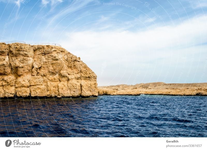 felsige Küste des Roten Meeres und blauer Himmel mit Wolken exotisch Ferien & Urlaub & Reisen Tourismus Ausflug Sommer Insel Natur Landschaft Sand Horizont