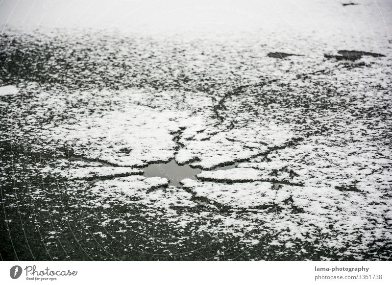 Eisig - Zugefrorener See zugefrorener see Schnee Frost Winter Gefahr Schlittschuhlaufen Wasseroberfläche kalt frieren weiß Eisfläche