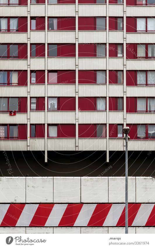 Fassade rot/weiß Mehrfamilienhaus Streifen Linien wohnen Plattenbau Fenster Architektur Gebäude