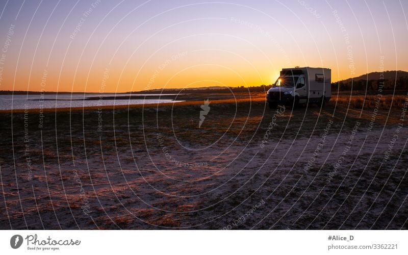 Reisemobil bei Sonnenuntergang am See Lifestyle Ferien & Urlaub & Reisen Abenteuer Expedition Camping Strand Natur Landschaft Sand Küste Seeufer Wohnmobil