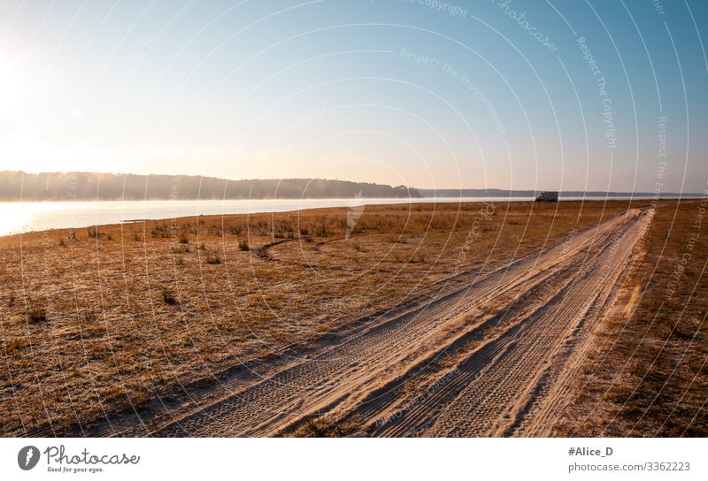 Sandpiste zum See Lifestyle Ferien & Urlaub & Reisen Abenteuer Ferne Freiheit Camping Strand Natur Landschaft Wasser Himmel Sonne Klima Schönes Wetter Nebel