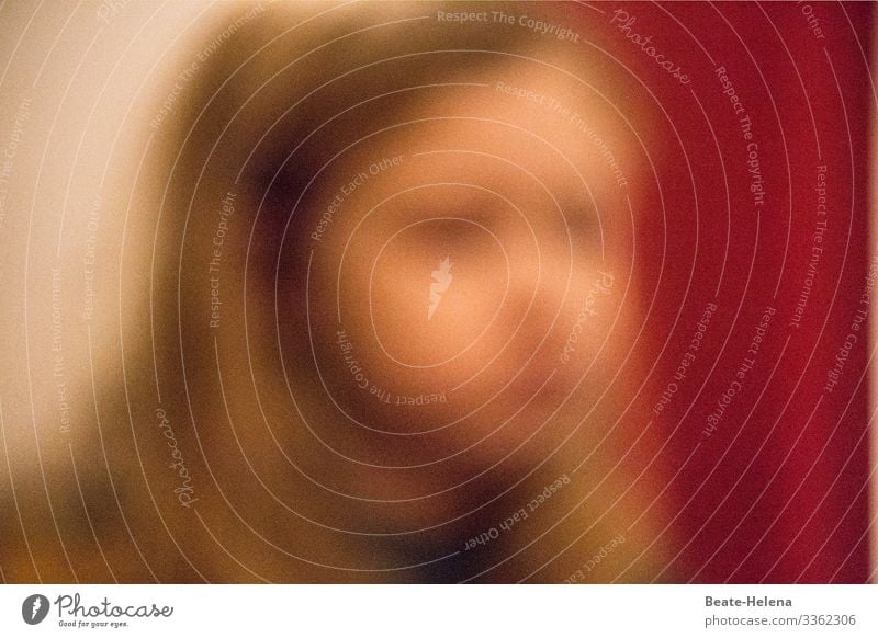 Traum einer vergangenen Kindheit : Unscharfes Portrait eines kleinen Mädchens vor rot-weißem Hintergrund erinnerungen unscharf vage Gefühl Vergangenheit