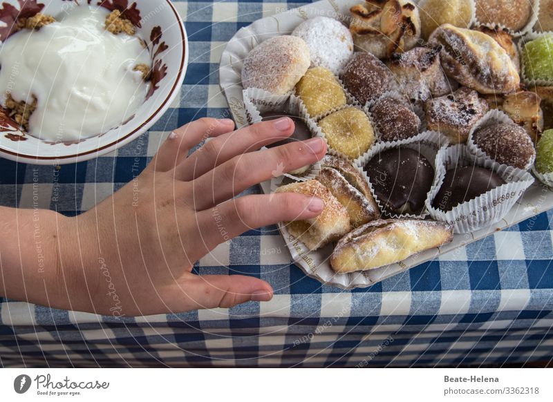 Süße Verführung Lebensmittel Teigwaren Backwaren Süßwaren Essen Kaffeetrinken Schalen & Schüsseln kaufen Freude Feste & Feiern Tischwäsche wählen berühren