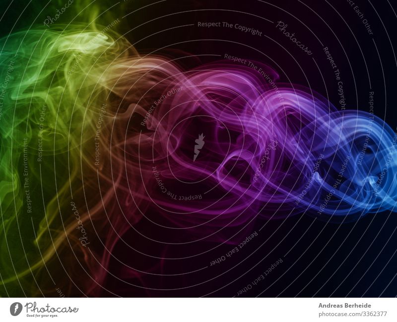 Abstrakter regenbogenfarbiger Rauch auf Schwarz Regenbogen grün gelb elegant Hintergrund Formular Detailaufnahme Aroma langsam Wissenschaft Nebel Entsetzen