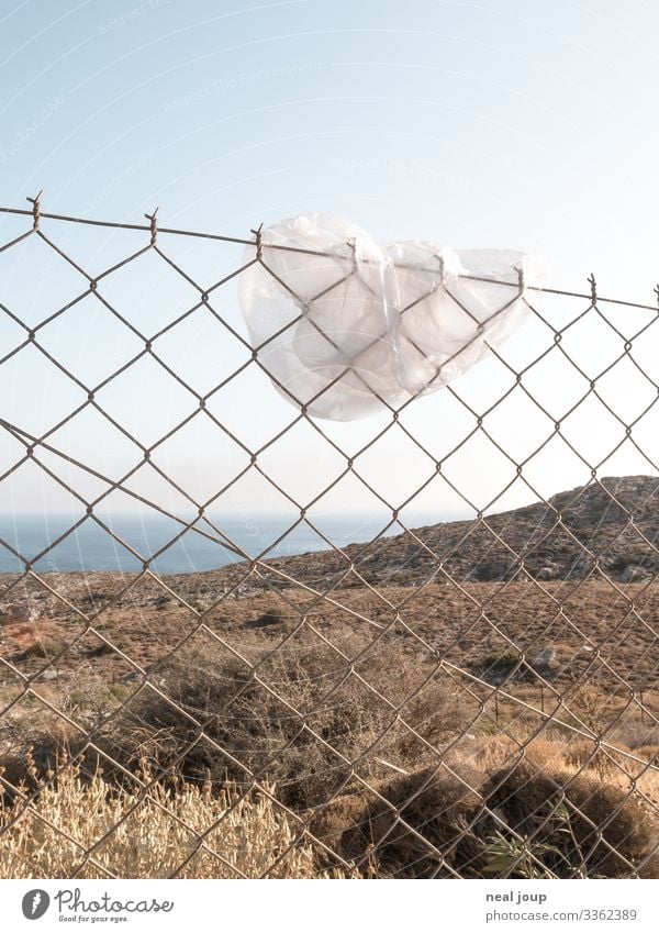 Elegantly wasted -III- kaufen Reichtum Umwelt Natur Landschaft Horizont Sommer Plastiktüte Müll Maschendrahtzaun Metall Kunststoff hängen trashig trist ignorant