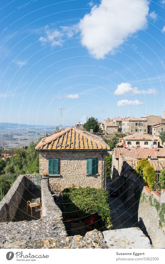 Stadtansicht Ferien & Urlaub & Reisen Tourismus Sommerurlaub Kleinstadt Altstadt Haus Traumhaus Terrasse Häusliches Leben Toskana Italien Volterra mediterran